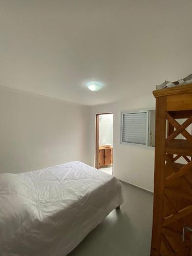 Ліжко або ліжка в номері Casa com 3 suítes à 500m da praia em Ilhabela