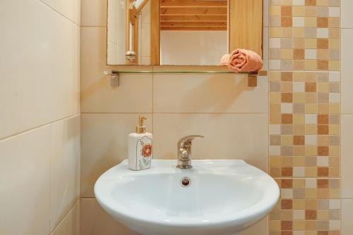 ein Badezimmer mit einem weißen Waschbecken und einem Spiegel in der Unterkunft Calheta Lofts ii in Calheta