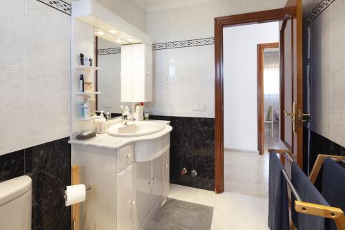 uma casa de banho com um lavatório e um espelho em Villa Jacaranda em Chilches