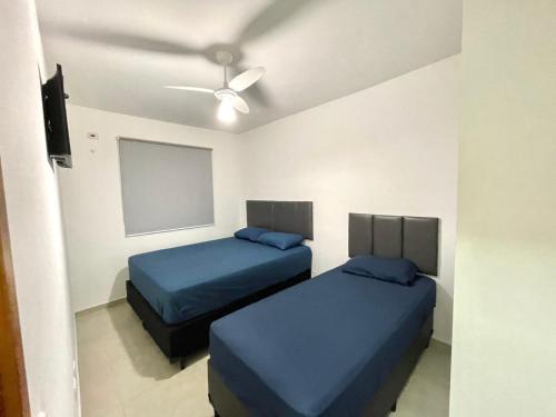 - une chambre avec 2 lits et un ventilateur de plafond dans l'établissement Expo Center - Apartamento Vila Maria - São Paulo, à São Paulo