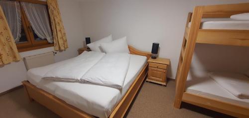 Cama o camas de una habitación en Ferienwohnung Zunzer