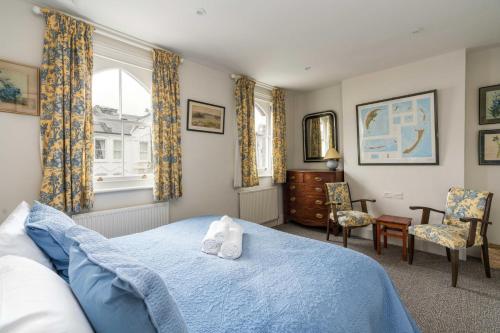 En eller flere senge i et værelse på Charming 2BD Garden House - Hammersmith