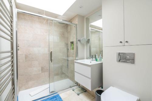 Et badeværelse på Charming 2BD Garden House - Hammersmith