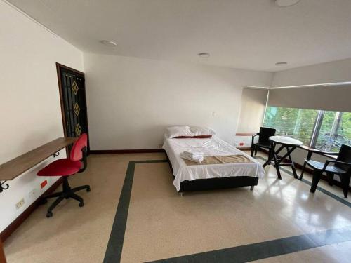Schlafzimmer mit einem Bett, einem Tisch und Stühlen in der Unterkunft Apartamento privado en Medellin MAG301 in Medellín