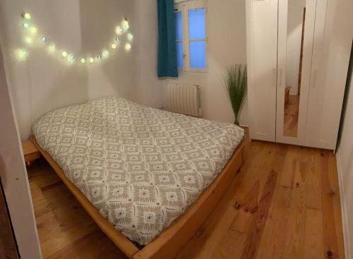 Łóżko lub łóżka w pokoju w obiekcie Le petit cocon Nîmois