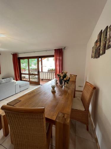 een woonkamer met een houten tafel en stoelen bij „Partanum“ in Garmisch-Partenkirchen