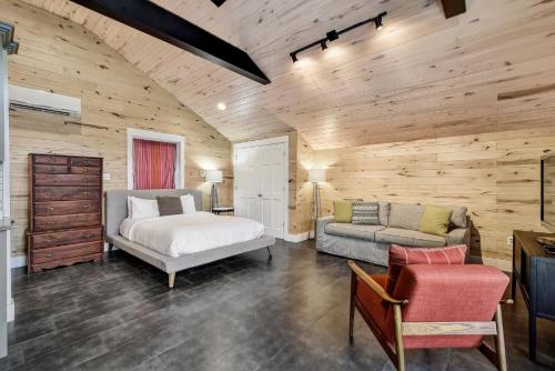1 dormitorio con 1 cama y 1 sofá en The SoCo Studio by Lodgewell - 2 cute 2 b 4 gotten en Austin