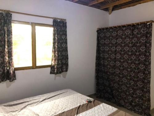 Un pat sau paturi într-o cameră la Sénégal CASAMANCE