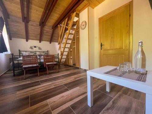 Zimmer mit einem Tisch und einem Esszimmer in der Unterkunft Vila Davidovic-Fruska gora in Manđelos