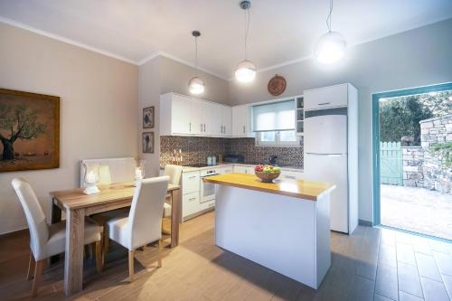 Η κουζίνα ή μικρή κουζίνα στο Loggos View House