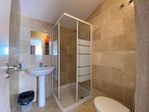 La salle de bains est pourvue d'une douche, d'un lavabo et de toilettes. dans l'établissement Spacious and stylish penthouse in Mijas, à Mijas