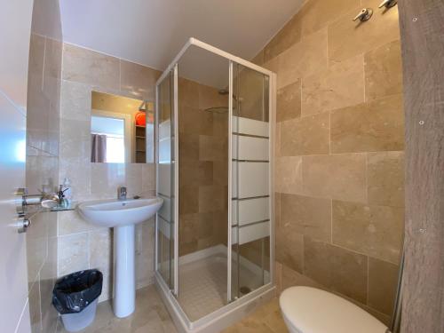A bathroom at Spacious and stylish penthouse in Mijas