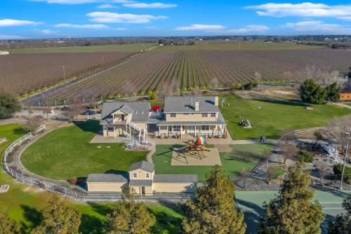 Stunning Galt Vineyard Grill and Tennis Court!