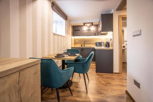een keuken en eetkamer met een tafel en stoelen bij Hotel Demanova Apartments Dependance in Liptovský Mikuláš