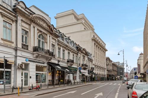 eine leere Straße in einer Stadt mit Gebäuden in der Unterkunft Brand New Studio - Old Town in Bukarest