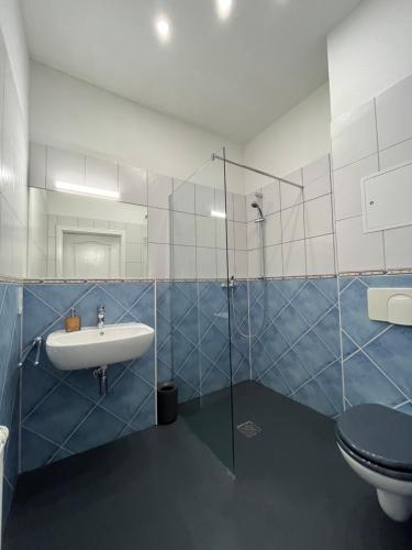 ein Bad mit einem Waschbecken und einem WC in der Unterkunft Cozy Studio-Apartment - Südplatz in Leipzig