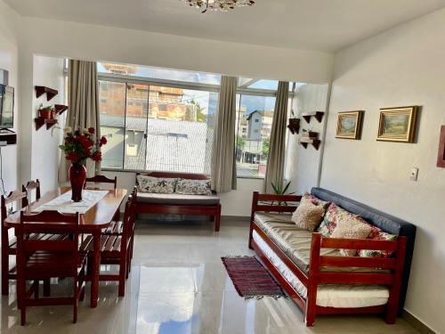 sala de estar con sofá y mesa en Condominio Beira Mar Apartamento 24, en Florianópolis