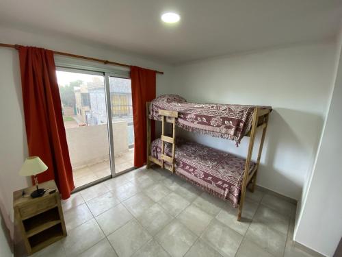 Habitación pequeña con ventana y mesa. en Raices Departamento 2, en San Rafael