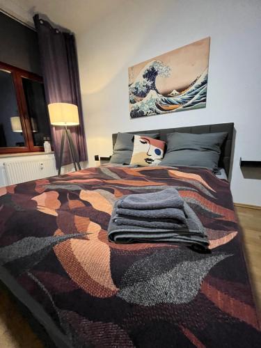 - une chambre avec un grand lit et un tapis dans l'établissement Cozy Studio-Apartment - Südplatz, à Leipzig
