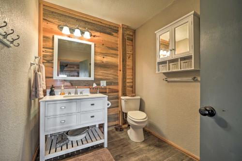 een badkamer met een witte wastafel en een toilet bij Sardis Serenity 1 BR Clayton Cabin with Lake View in Clayton