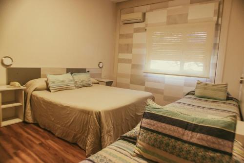 Zimmer mit 2 Betten und einem Fenster in der Unterkunft Alas Hotel in San Rafael