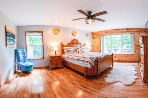- une chambre avec un lit et un ventilateur de plafond dans l'établissement Five Echos, à Robbinsville