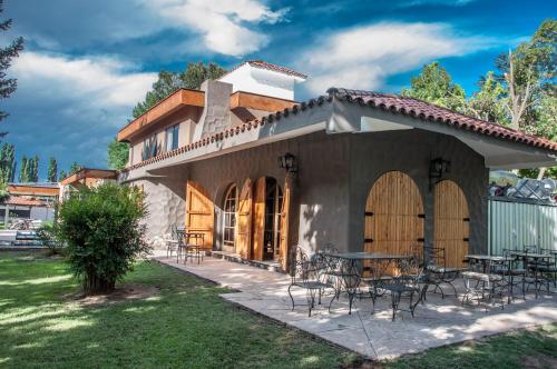 Casa con patio con mesas y sillas en Terra Campo Posada en Chacras de Coria