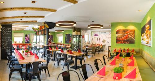 Reštaurácia alebo iné gastronomické zariadenie v ubytovaní Die Wiesen Apartments