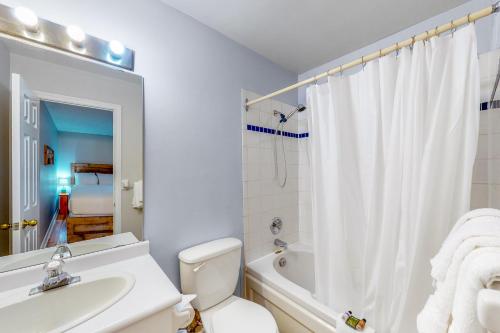 Un baño con inodoro, lavabo y bañera. en Condo 110 at North Creek Resort, en Blue Mountains