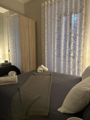 ナポリにあるDea Suiteのベッドルーム1室(ベッド1台、タオル2枚付)