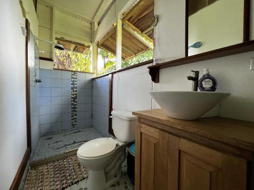 een badkamer met een toilet en een wastafel bij Old Bocasso in Bocas del Toro