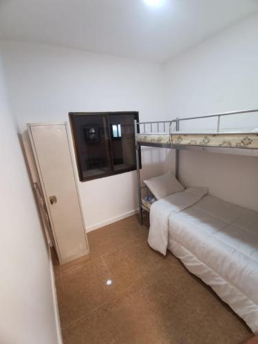 1 dormitorio con litera y ventana en Cloud9 hostel, en Dubái