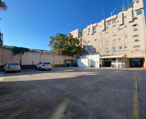un parking en face d'un grand bâtiment dans l'établissement HOTEL IMPALA DE TAMPICO, à Tampico