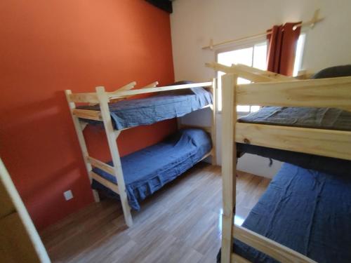 um quarto com dois beliches e uma janela em Villas Laura em Punta Del Diablo