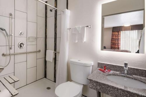 La salle de bains est pourvue de toilettes, d'un lavabo et d'une douche. dans l'établissement SureStay Hotel by Best Western Duncan, à Duncan