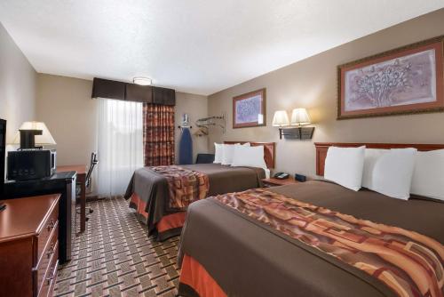 DuncanにあるSureStay Hotel by Best Western Duncanのベッド2台とテレビが備わるホテルルームです。
