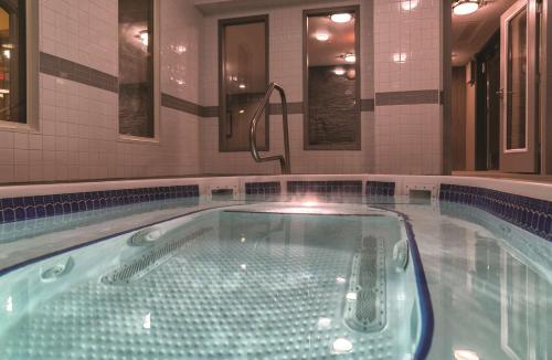 Prestige Mountain Resort Rossland tesisinde veya buraya yakın yüzme havuzu