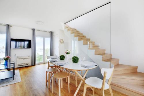 une salle à manger avec une table et des chaises et un escalier dans l'établissement Exceptional triplex with terrace - Montmartre, à Paris