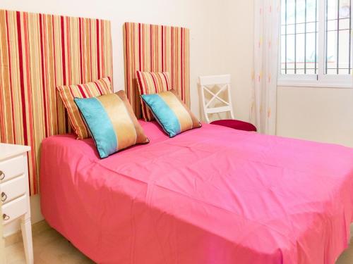 Lovely apartment in Mijas with garden tesisinde bir odada yatak veya yataklar