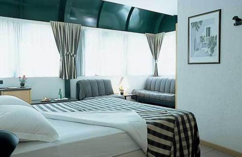 ein Schlafzimmer mit einem großen Bett und einem Fenster in der Unterkunft Hotel Aurora in Chiavenna