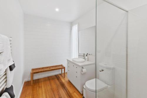 baño blanco con aseo y ducha acristalada en RIPVIEW in Old Lonnie, en Point Lonsdale