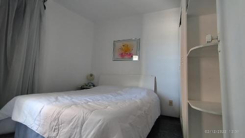 1 dormitorio blanco con 1 cama blanca en una habitación en Flat Vista Mar no Meireles na Beira Mar de Fortaleza 905, en Fortaleza