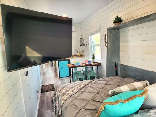 TV a/nebo společenská místnost v ubytování TCR @ 290 Wine Trail #11 - New 40' unit sleeps 4!