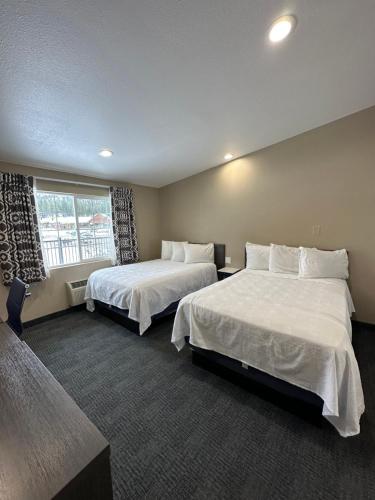 Habitación de hotel con 2 camas y ventana en Black Jack Inn en South Lake Tahoe