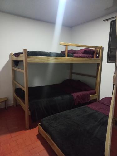Uma ou mais camas em beliche em um quarto em Cabaña Vacacional Donde Ibañez