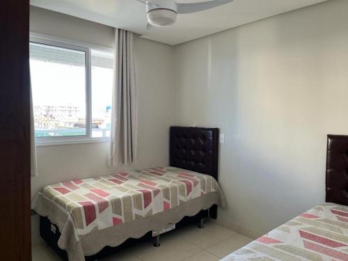 apartamento praia do morro - beira mar tesisinde bir odada yatak veya yataklar