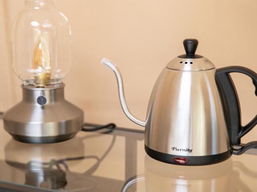 a tea kettle and a blender on a counter at BAMBOO RESORT MIHAMA　繋 in Mihama