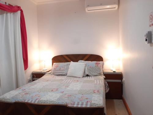 1 dormitorio pequeño con 1 cama con 2 lámparas en Apart Maza en Maipú