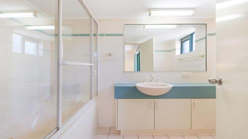 Koupelna v ubytování Seacrest Unit 2 Moffat Beach QLD