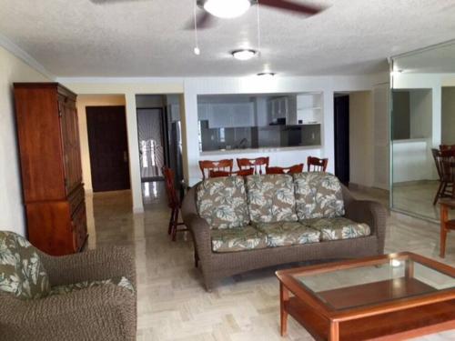 a living room with a couch and a table at Departamento Familiar en Acapulco con Hermosa Vista! in Acapulco